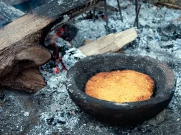 Yemekten Ziyade Konuşmayı Seven İnsanlar: Lazlarda Mutfak Kültürü Laz yemekleri dendiğinde ilk akla gelen Laz böreğidir. Lazlar Laz böreğine bureği derler. Laz yemekleri etin yeri çok değildir. Daha çok lahana ve fasülye laz yemeklerinde yoğun kullanılır.